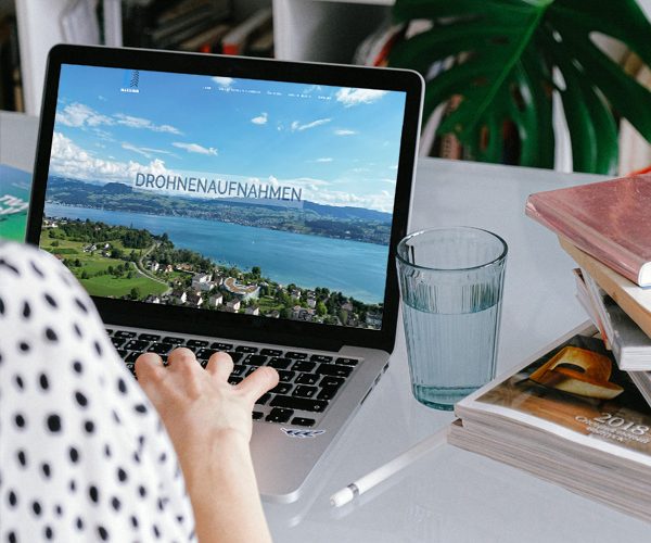 Eine Immobilienmaklerin schaut sich auf ihrer Website die Marketingdienstleistungen von MAXXIMM an